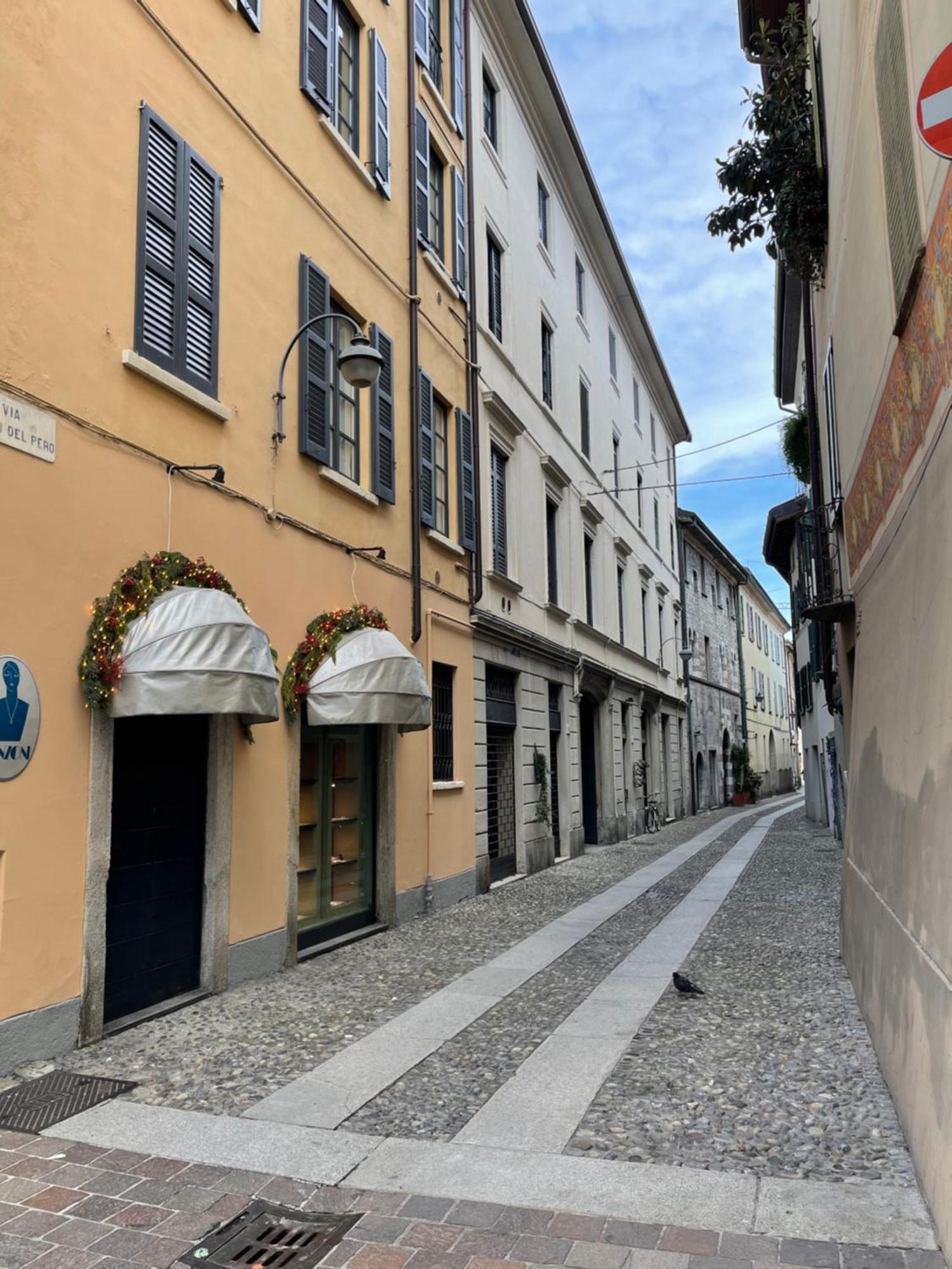 Portatorre Suite, A Charming In The Heart Of Como, Free Private Parking, Air Conditioning & More! Apartment Como