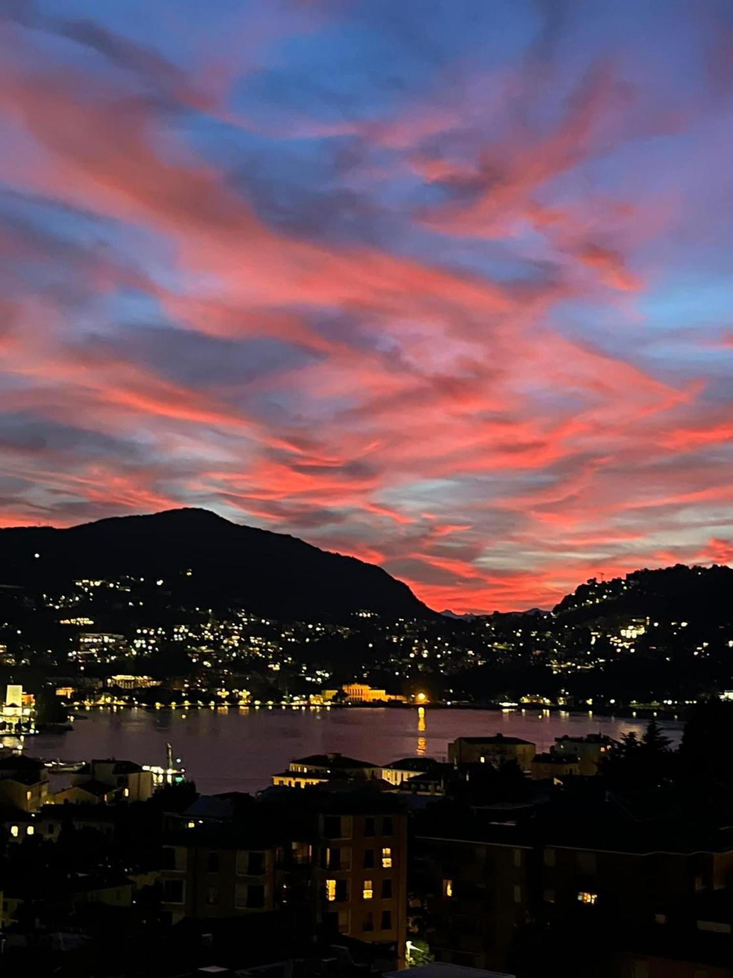 Portatorre Suite, A Charming In The Heart Of Como, Free Private Parking, Air Conditioning & More! Appartement Como