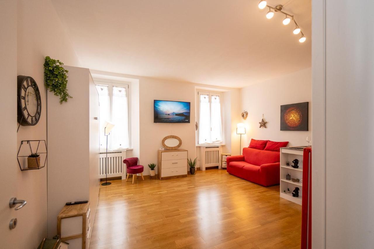 Portatorre Suite, A Charming In The Heart Of Como, Free Private Parking, Air Conditioning & More! Appartement