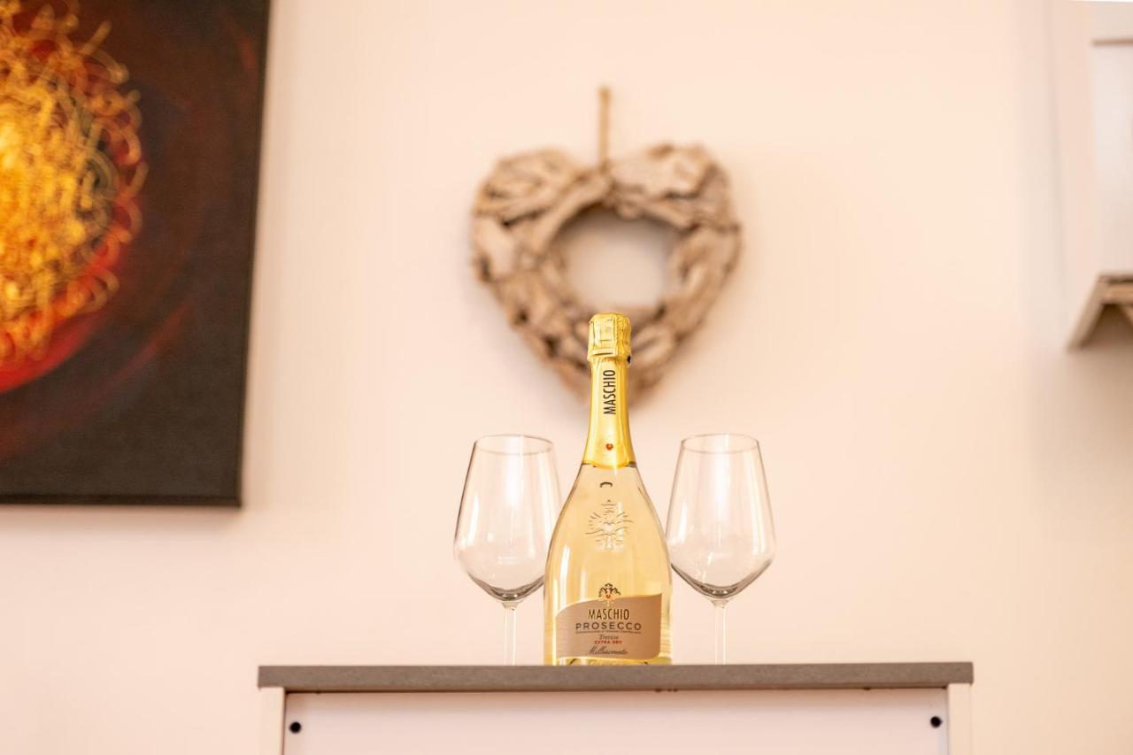 Portatorre Suite, A Charming In The Heart Of Como, Free Private Parking, Air Conditioning & More! Côme