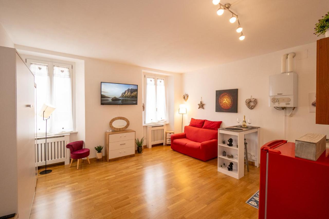 Portatorre Suite, A Charming In The Heart Of Como, Free Private Parking, Air Conditioning & More! Appartement