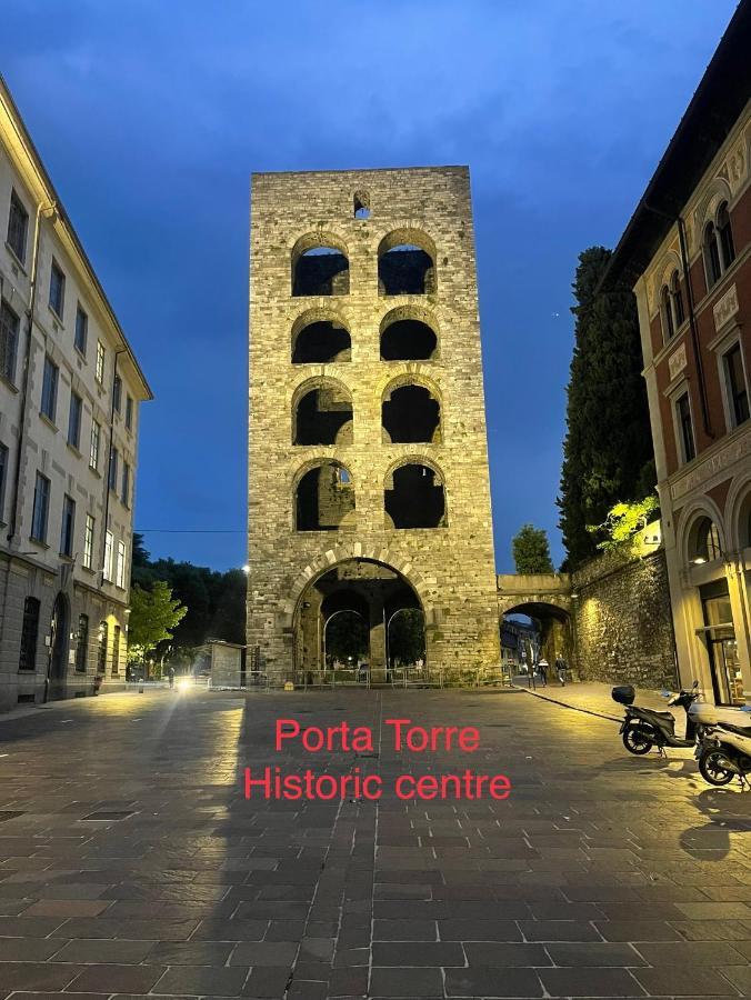 Portatorre Suite, A Charming In The Heart Of Como, Free Private Parking, Air Conditioning & More! Appartement Côme
