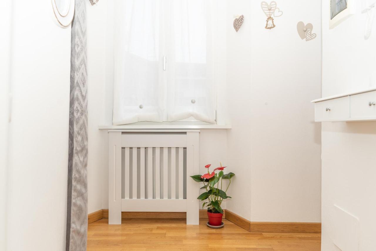 Portatorre Suite, A Charming In The Heart Of Como, Free Private Parking, Air Conditioning & More! Appartement *