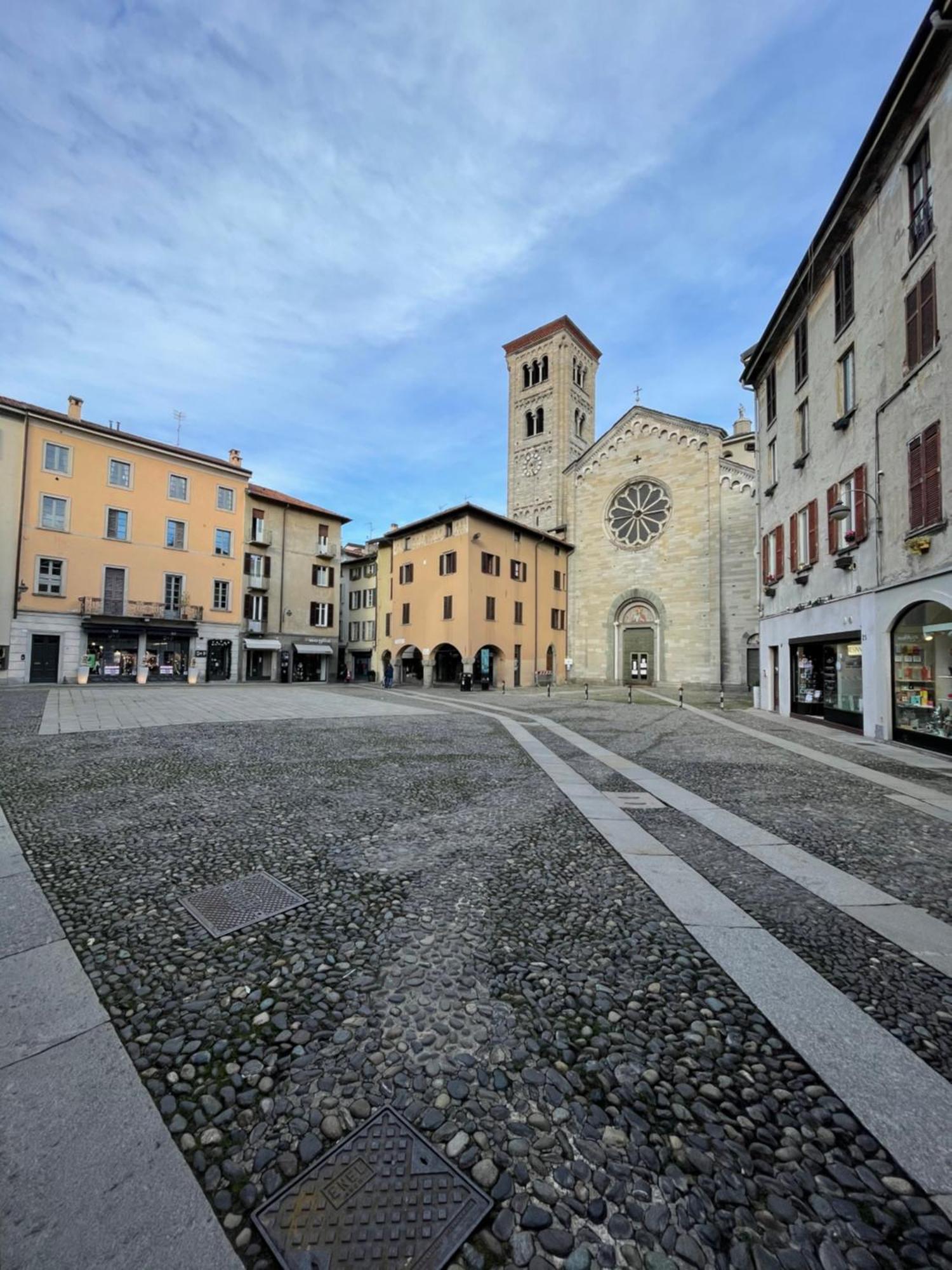 Portatorre Suite, A Charming In The Heart Of Como, Free Private Parking, Air Conditioning & More! Appartement Côme