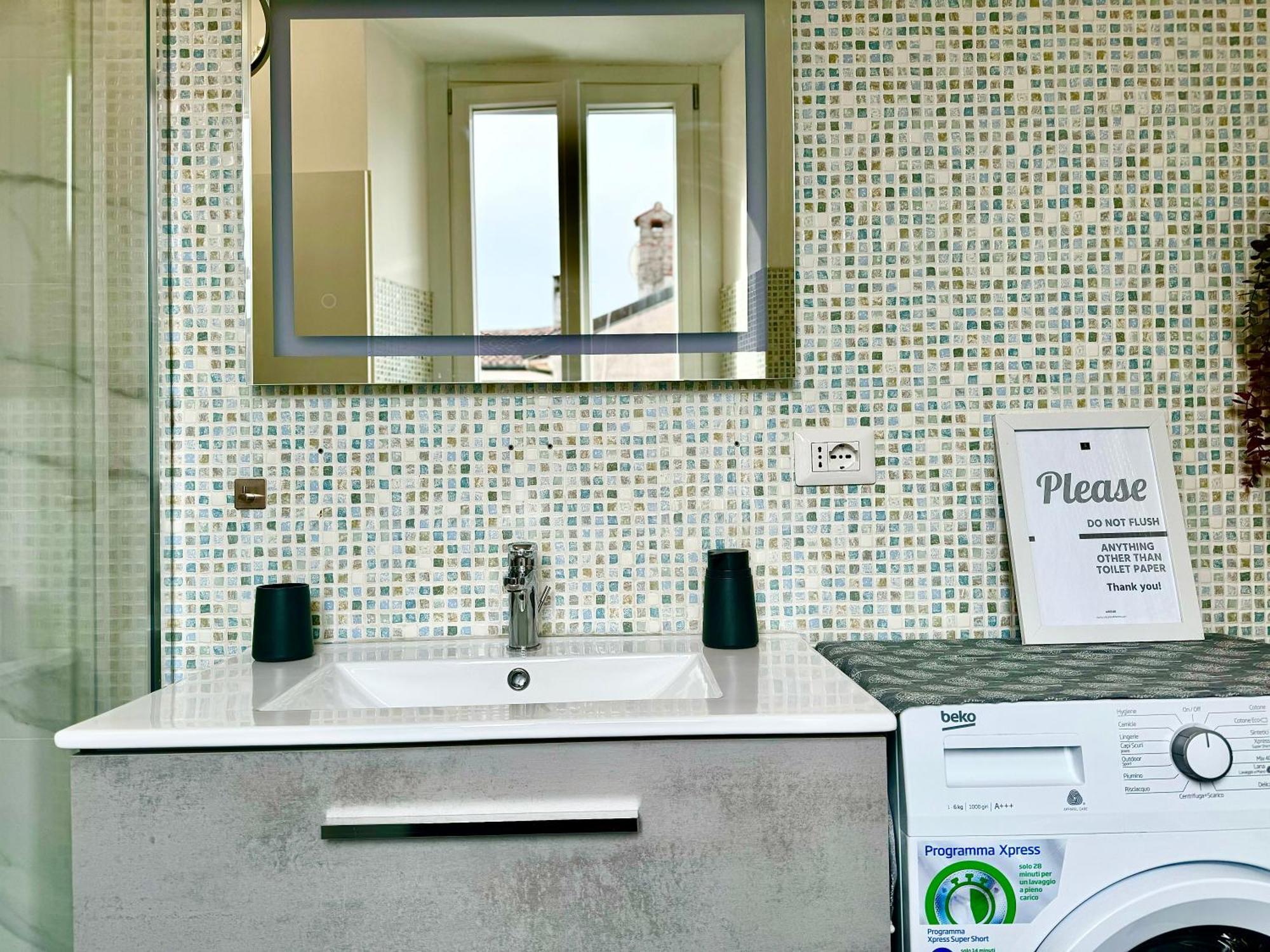 Portatorre Suite, A Charming In The Heart Of Como, Free Private Parking, Air Conditioning & More! Côme