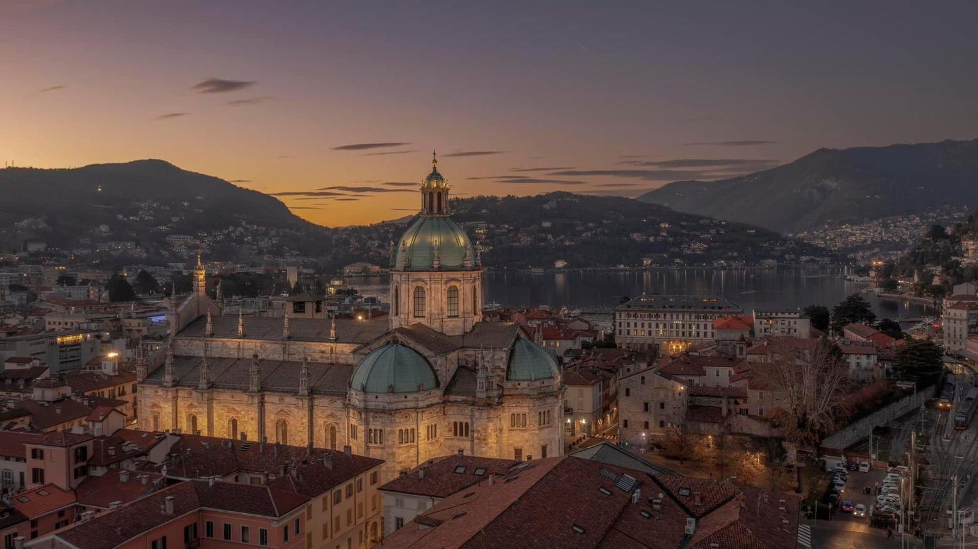 Portatorre Suite, A Charming In The Heart Of Como, Free Private Parking, Air Conditioning & More! Appartement
